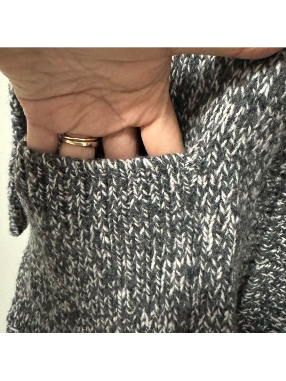 Roots long Cable knit Cardigan XS
Wool - Picture 15 of 15